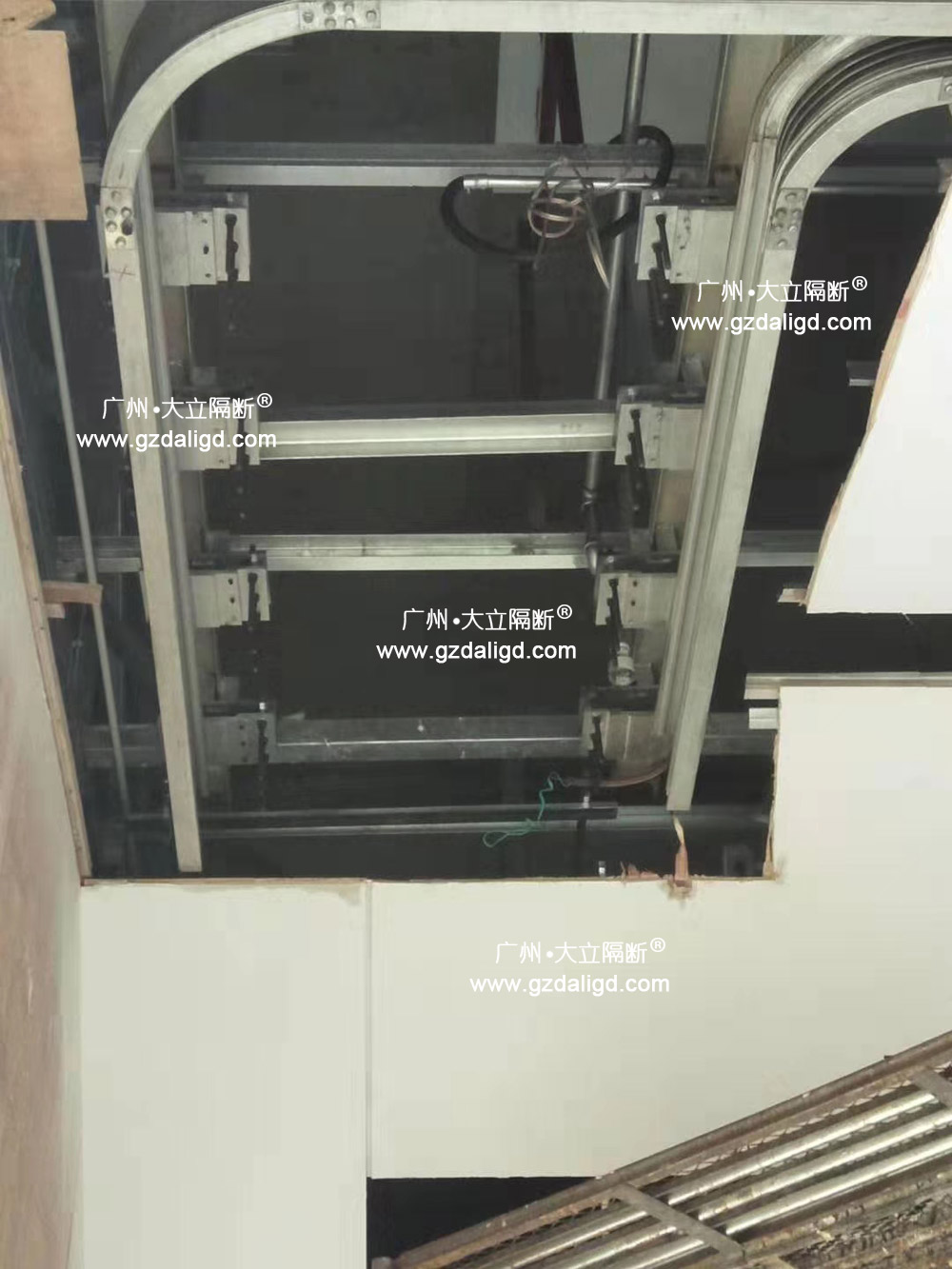 电动活动隔断轨道安装施工中