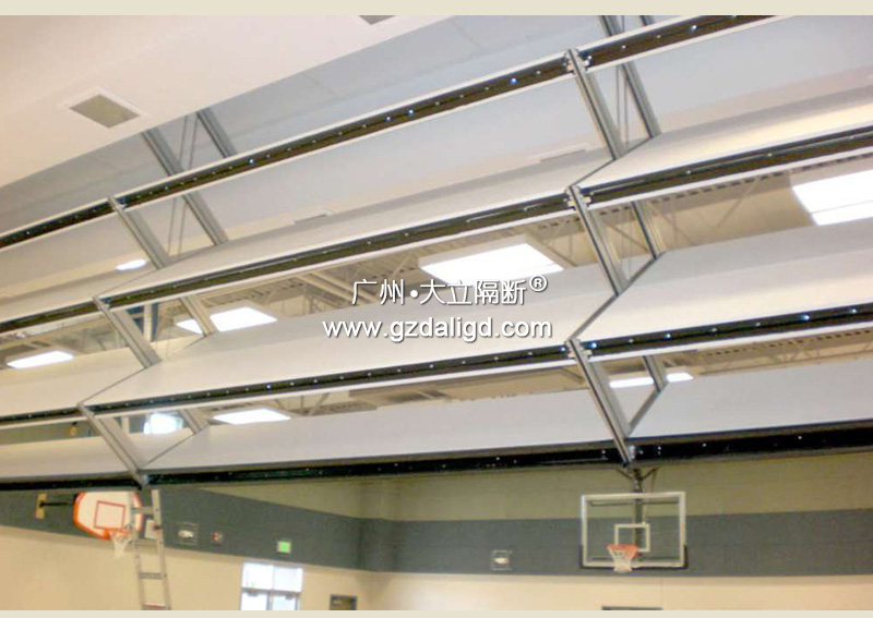 体育馆垂直升降电动活动隔断项目